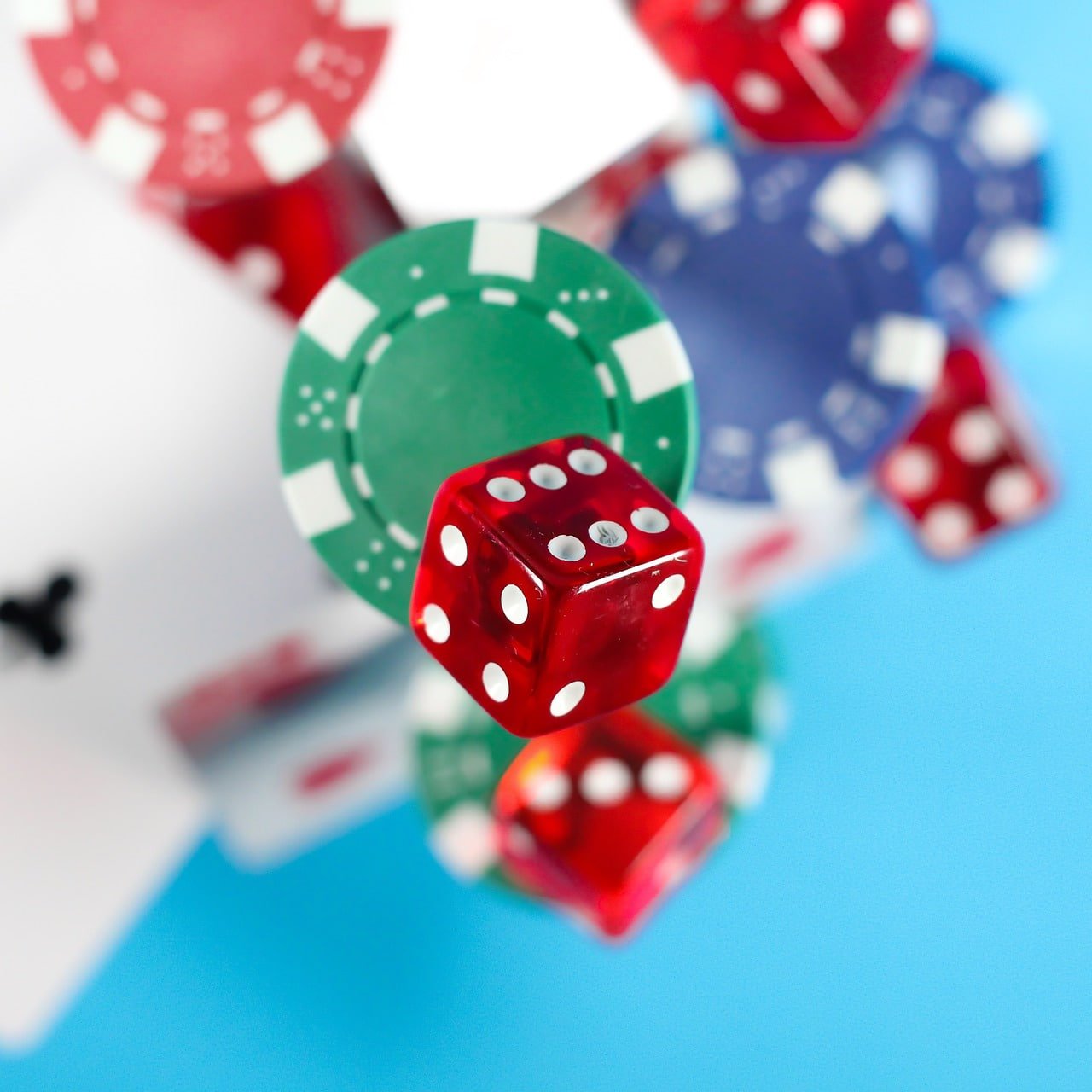Lucky688 တိုက်ရိုက်ကာစီနို Baccarat ဇယားပေါ် Dealer ကတ်ခြောက်နေသောမြင်ကွင်း မြန်မာ